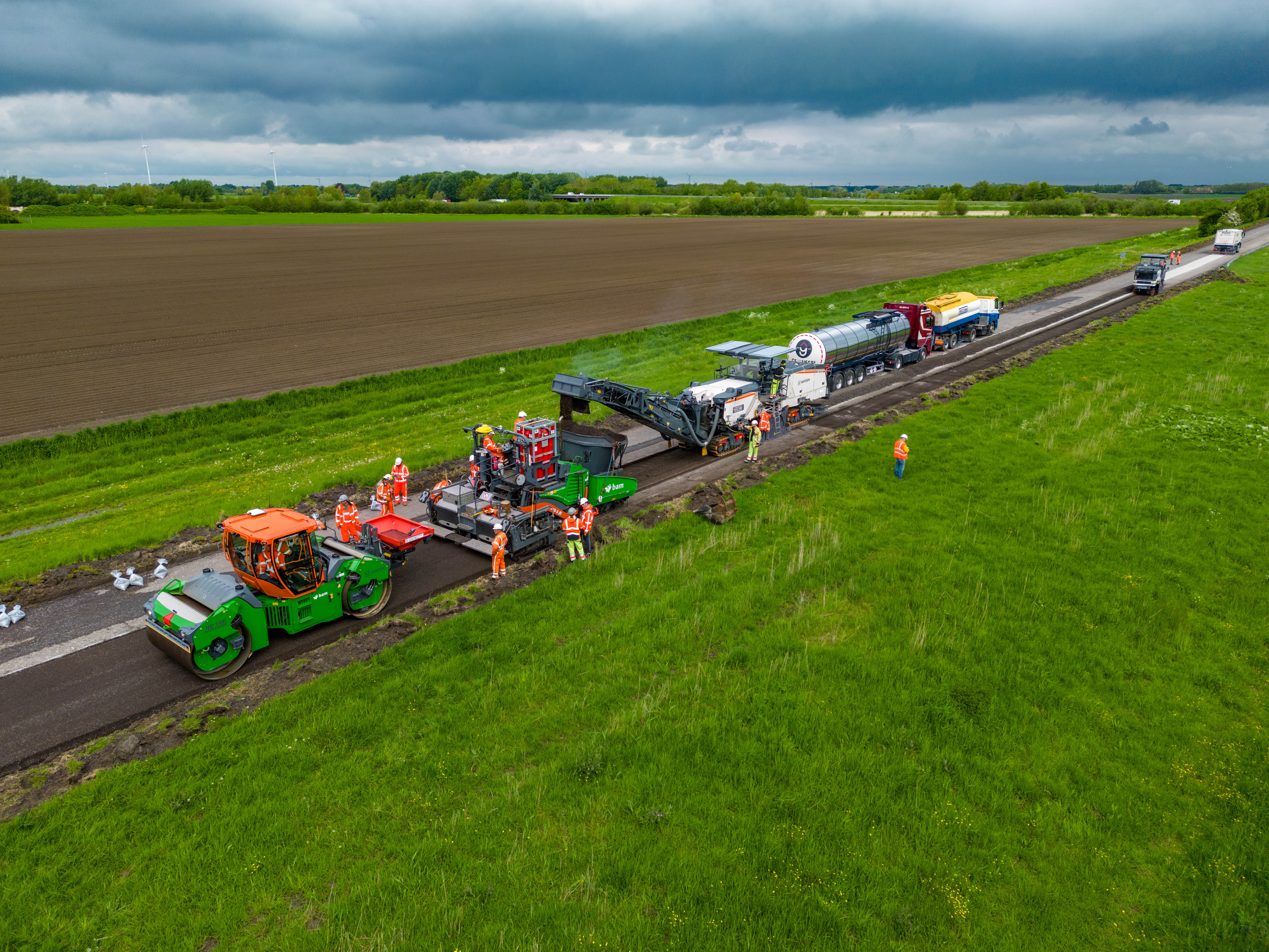 Oude Heijningseweg wordt geasfalteerd met nieuwe techniek