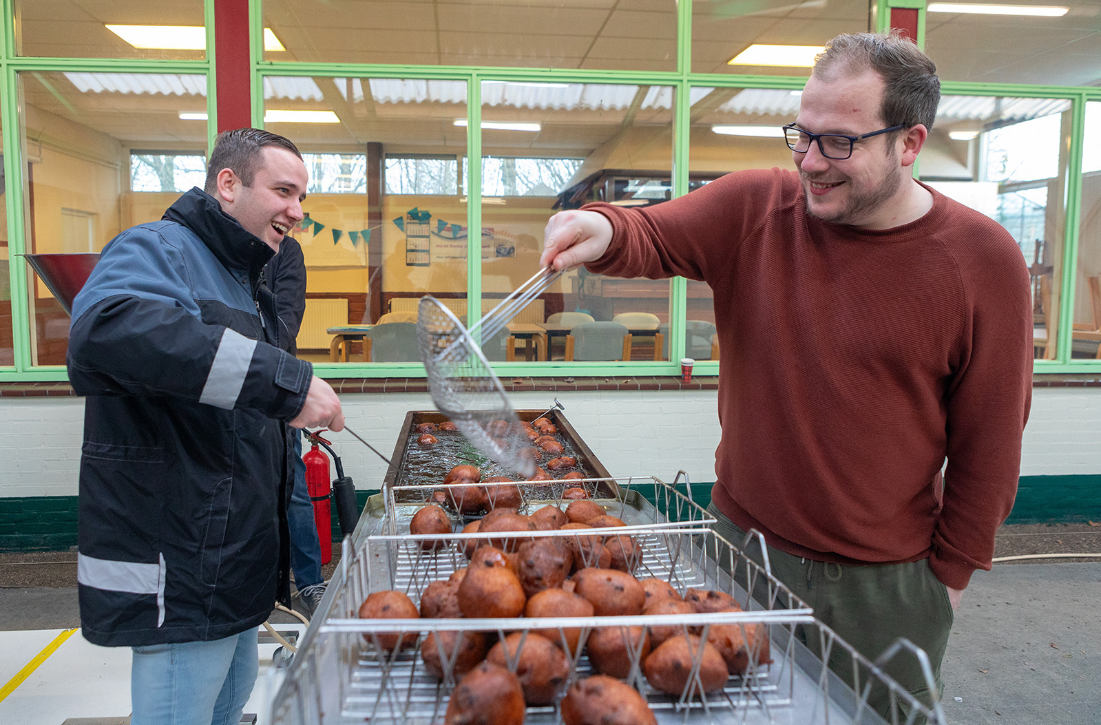 Geslaagde oliebollenactie Oranjevaan