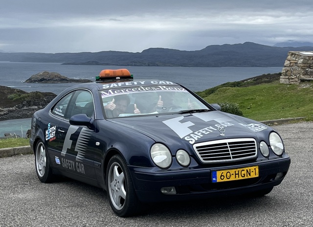 de safety car van ludovic en andre bleek in schotland een speedy race car