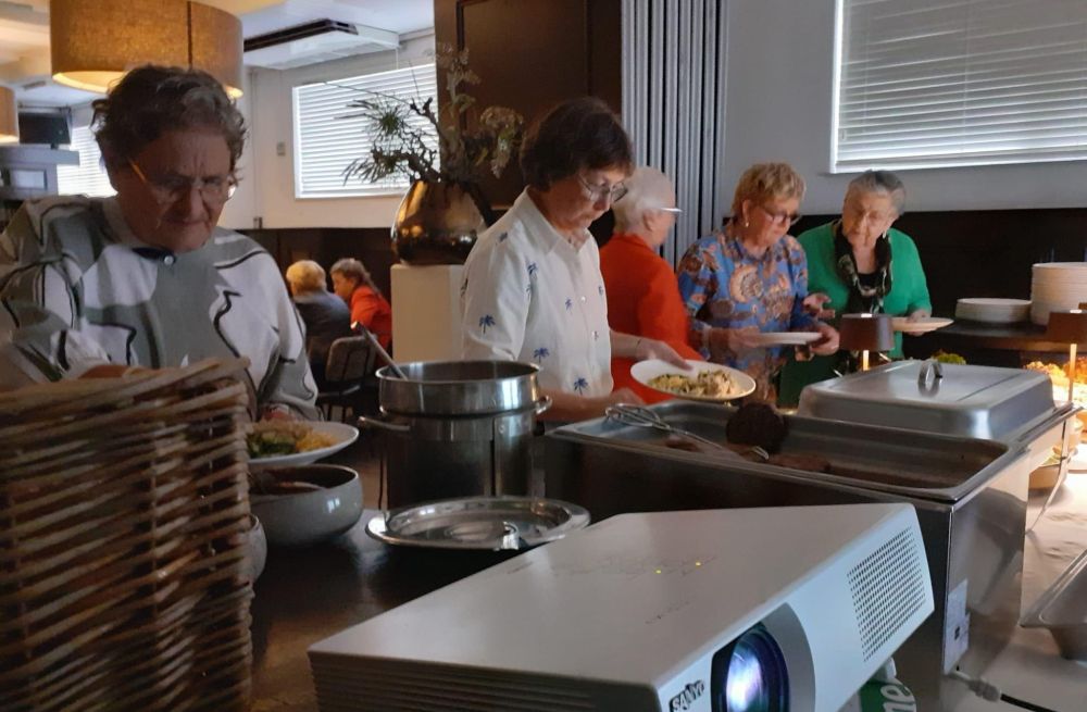Een gezellige BBQ Vrouwenvereniging Fijnaart en Omstreken