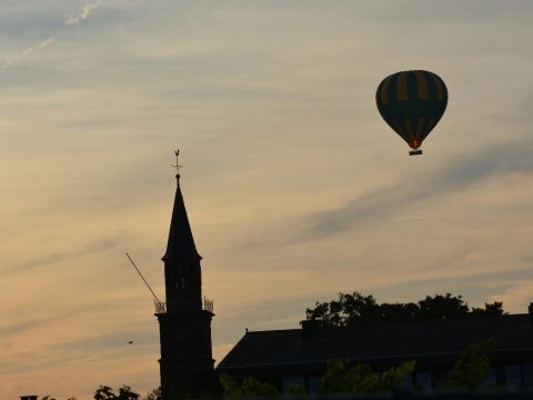Vrijdagavond 25-7 luchtballon heel dicht boven Fijnaart, nu boven de hervormde kerk