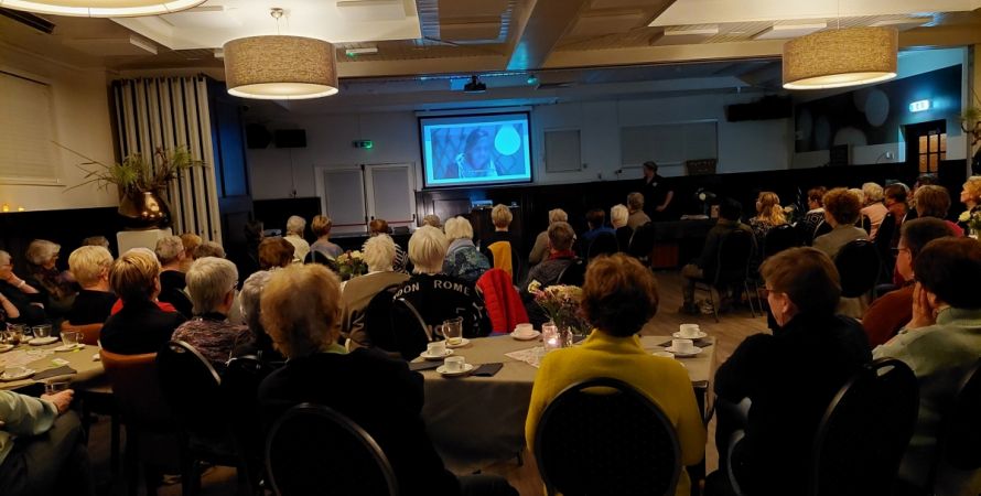 Zeer geslaagde eerste bijeenkomst Vrouwenvereniging Fijnaart en Omstreken