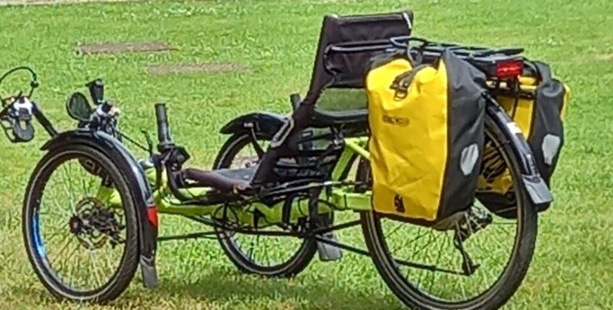 Op de trike van kerk naar kerk voor het goede doel