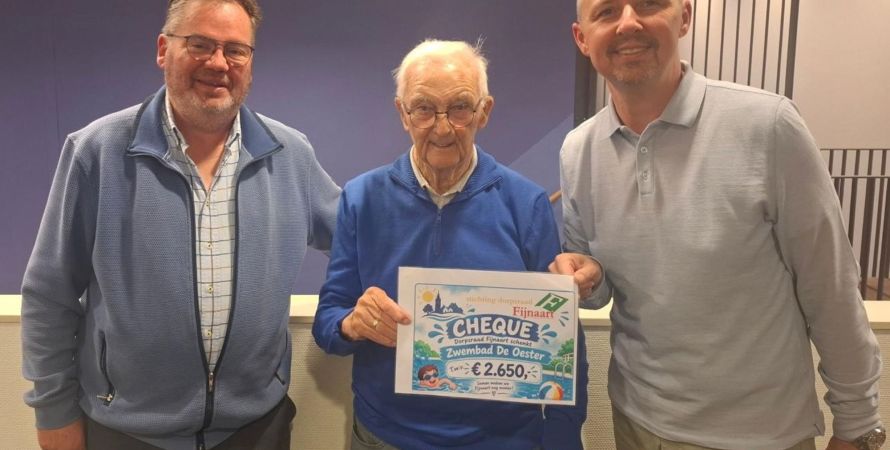 Opgeheven Dorpsraad doneert groot bedrag aan Zwembad De Oester