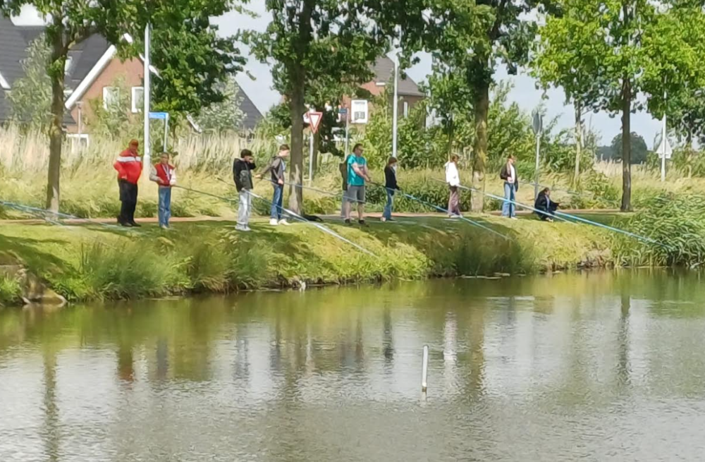 Kinderen vissen in Fijnaart met respect voor de vis