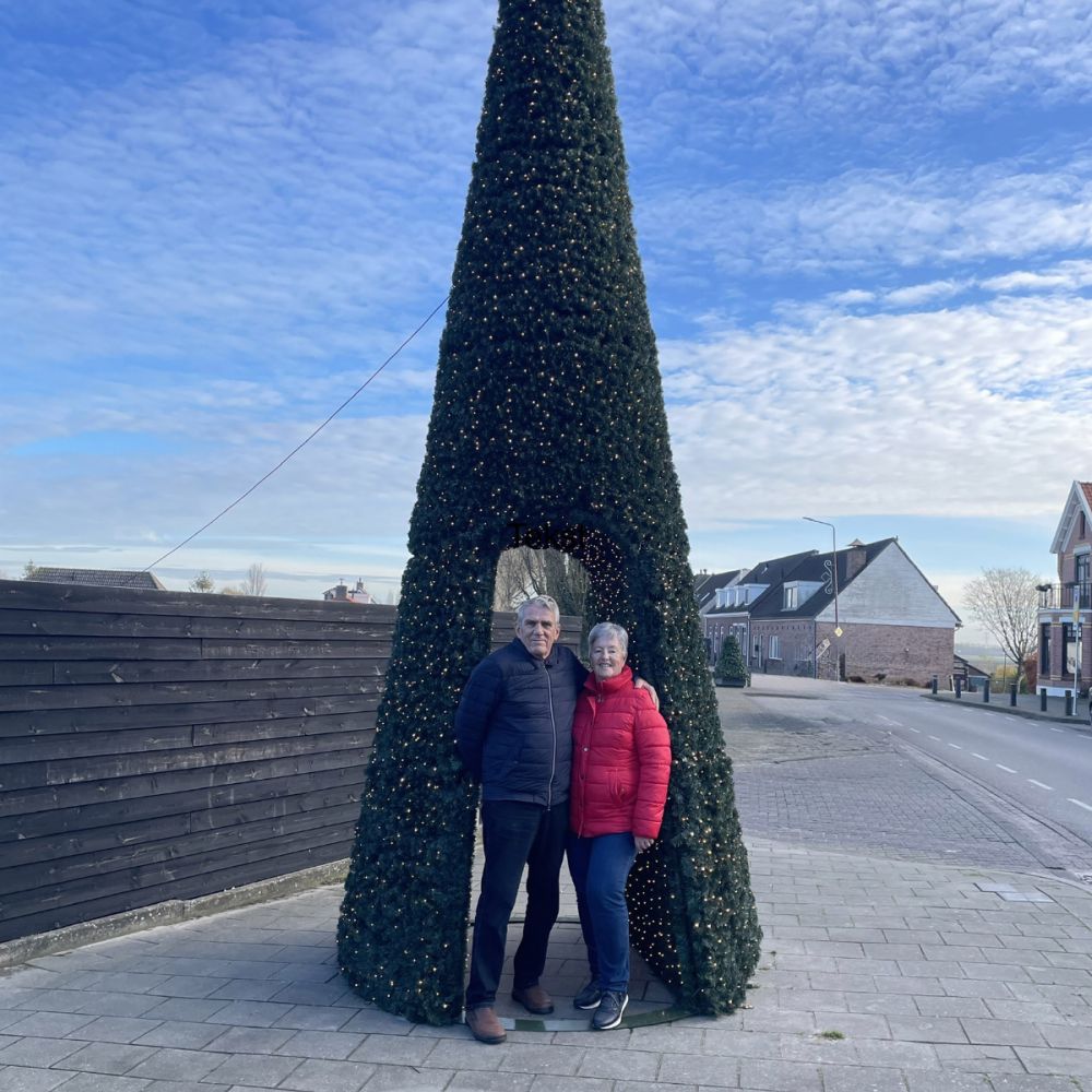 Mooie Kerstboom geplaatst de de gemeente Moerdijk, gemaakt door Piet Bom